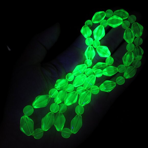Uranium Glass vintage bead necklace - Picture 3 of 10